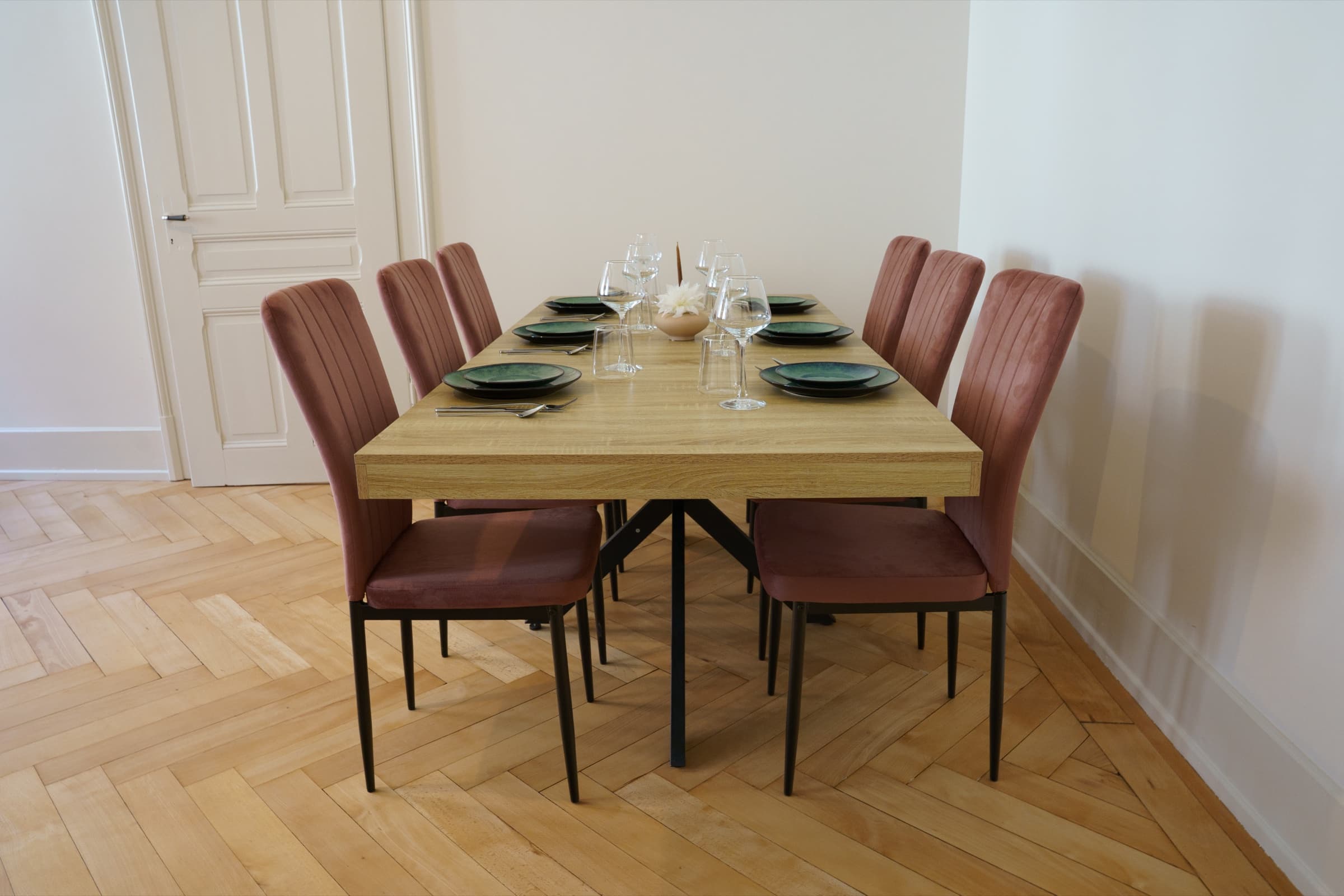 Salon Belle Époque de l'appartement avec stucs d'origine et parquet — La Chaux-de-Fonds