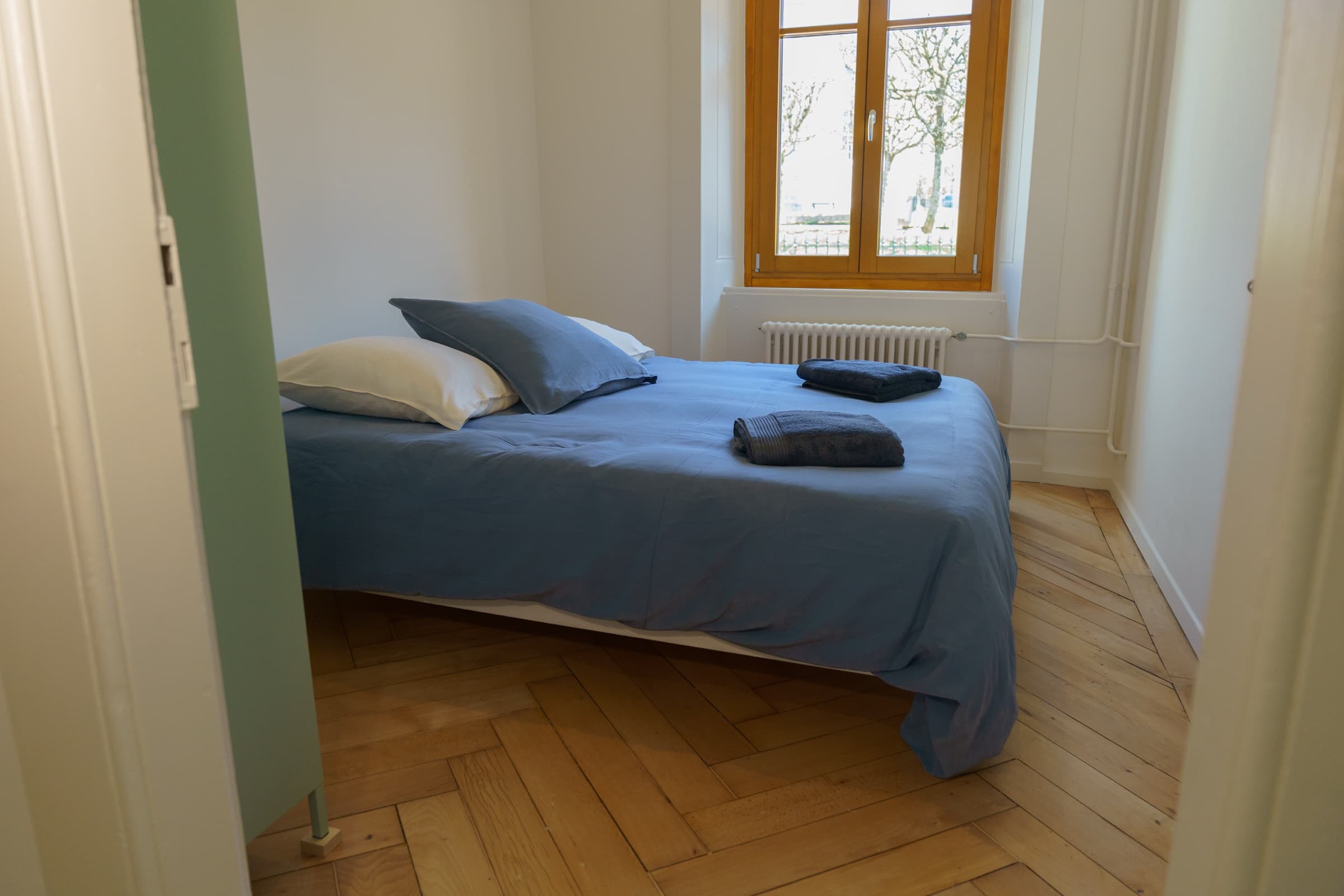Chambre bleue, lit double — L'Appartement