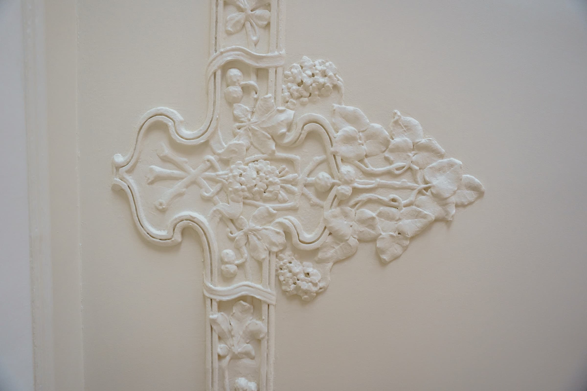 Médaillon en stuc Belle Époque au plafond du salon