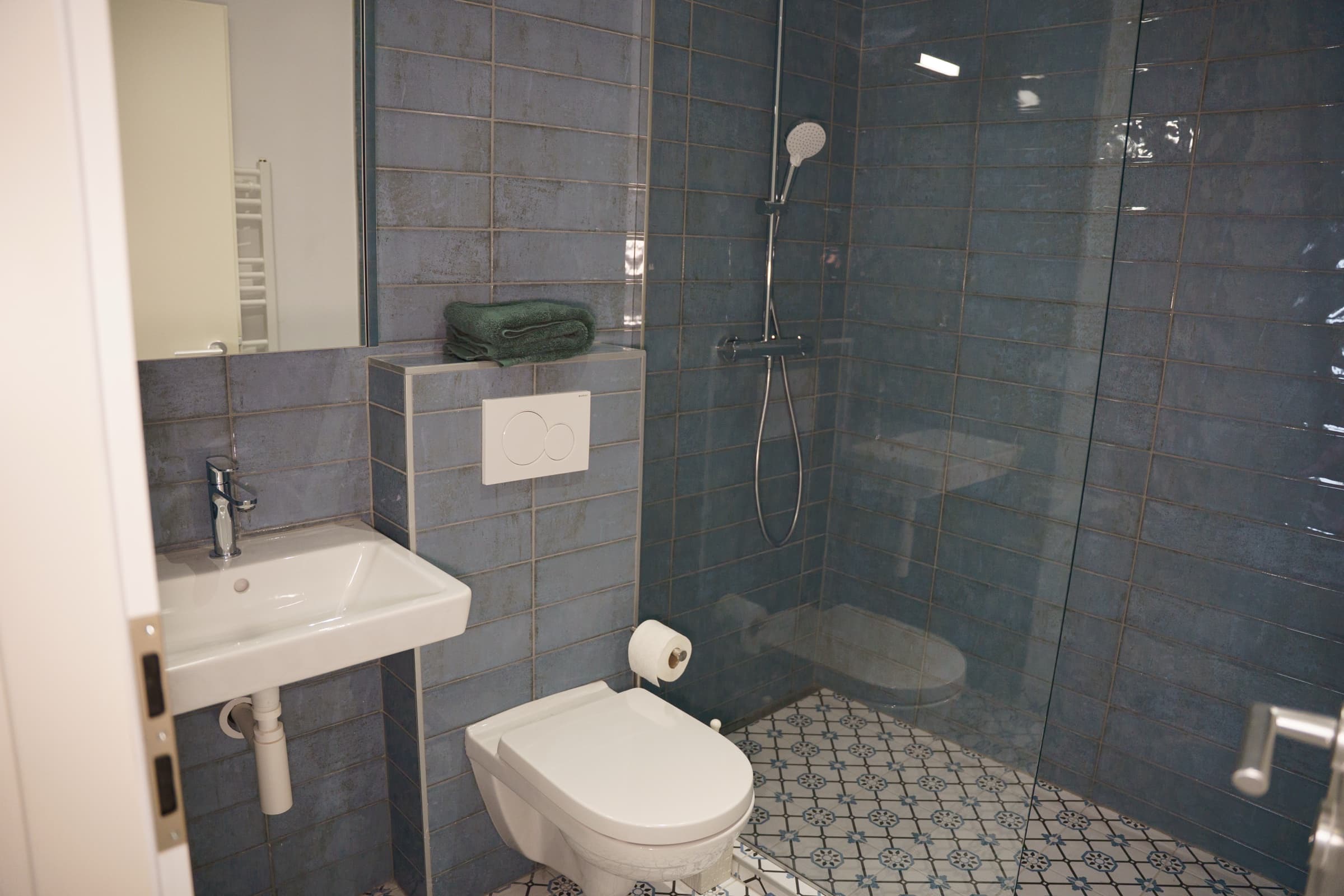 Salle de bain zellige gris-bleu — L'Appartement