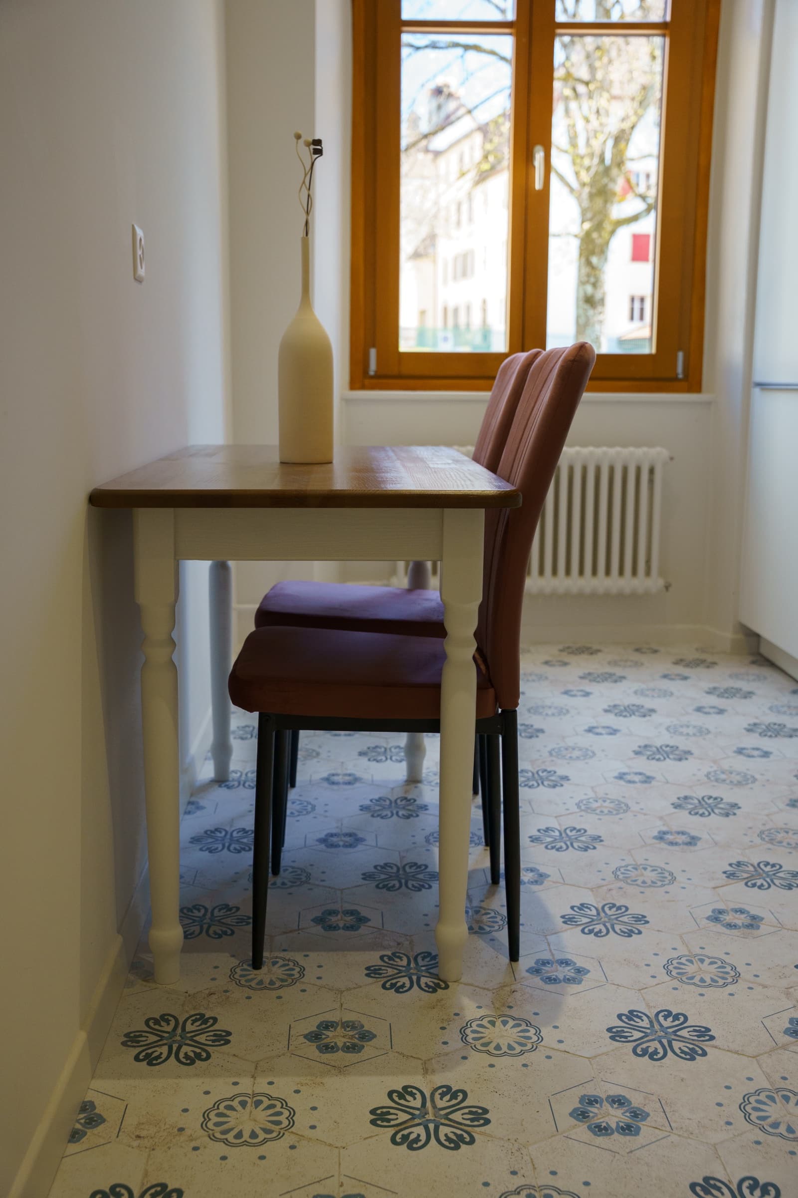 Vue d'ensemble du salon depuis la salle à manger
