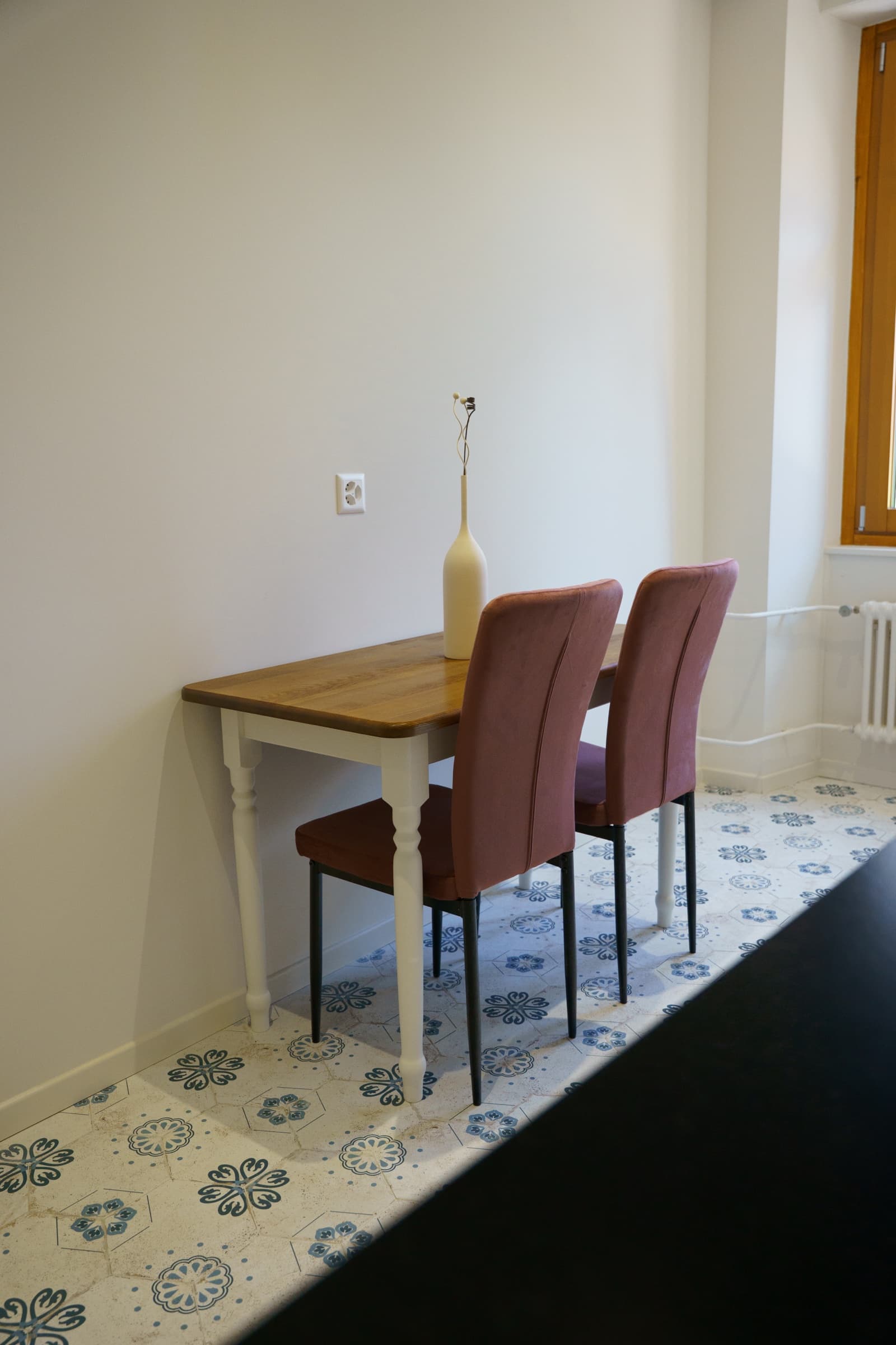 Détail patrimonial de l'appartement — moulures et menuiseries d'époque
