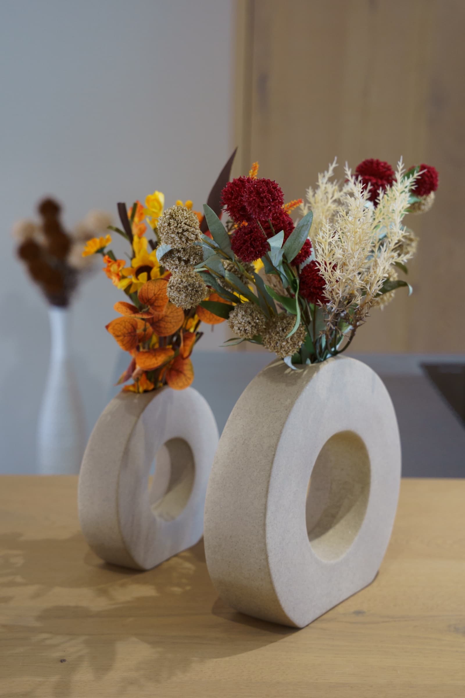 Vases béton et fleurs séchées — décor signature L'Appartement Hôtel de Ville