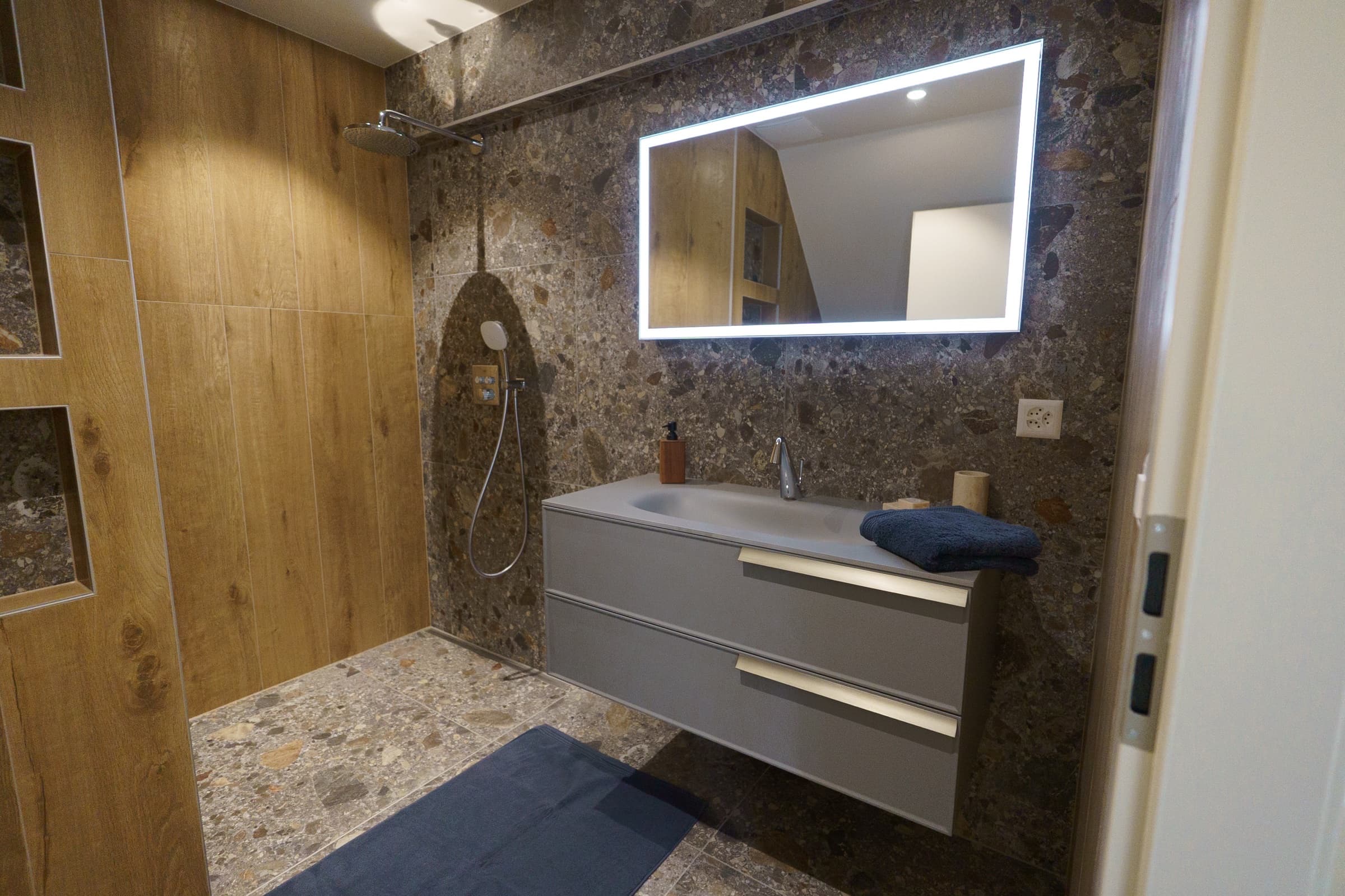 Salle de bain en Ceppo brun — Suite Ambre, douche italienne sur galets pétrifiés