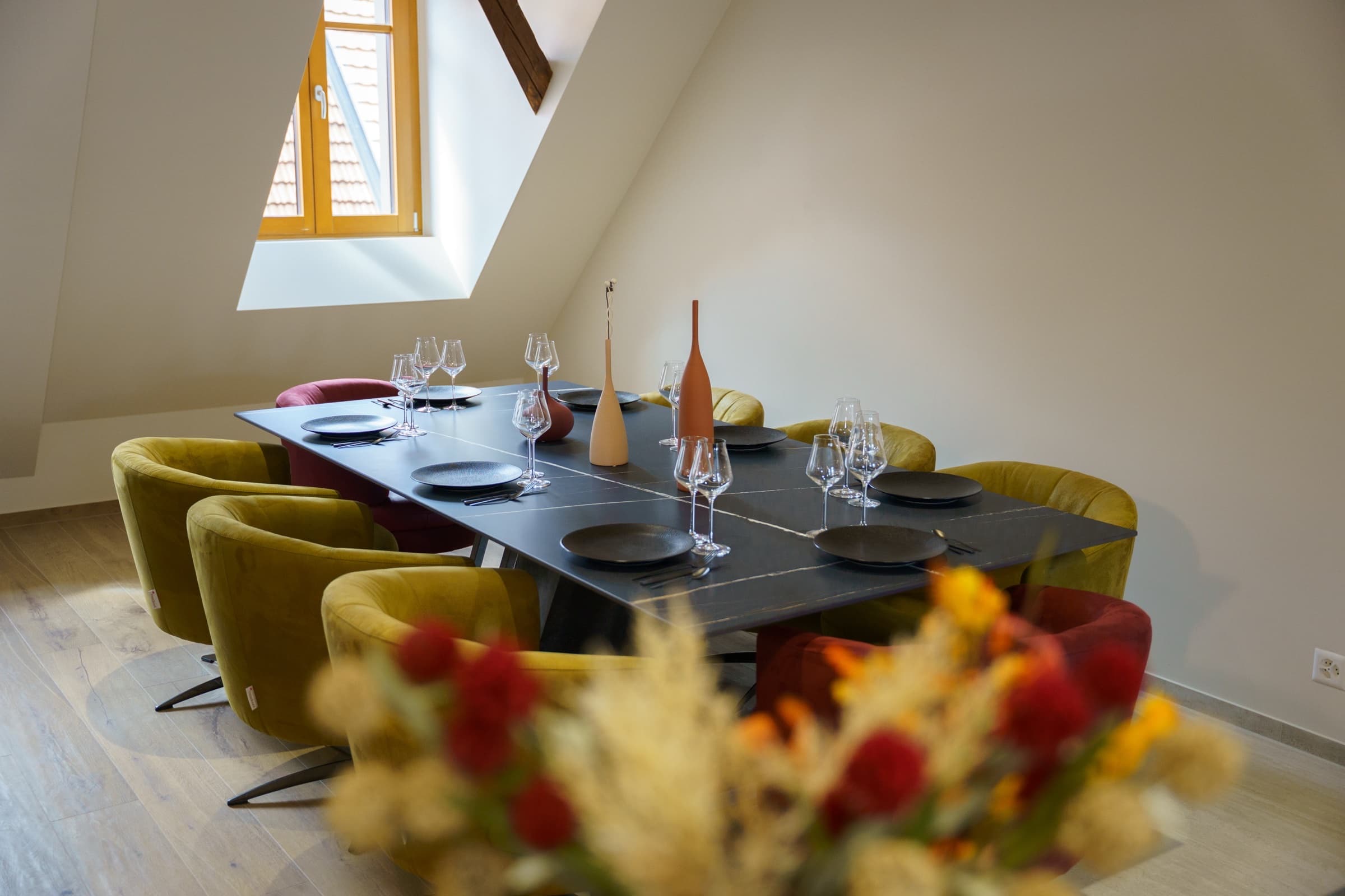 Table dressée pour 8 dans le séjour du Rooftop avec couverts gunmetal et verrerie